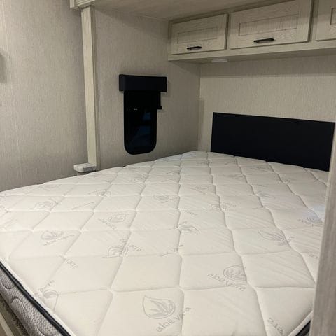 2027 Nexus Rebel 34R bed and mattress - thumbnail