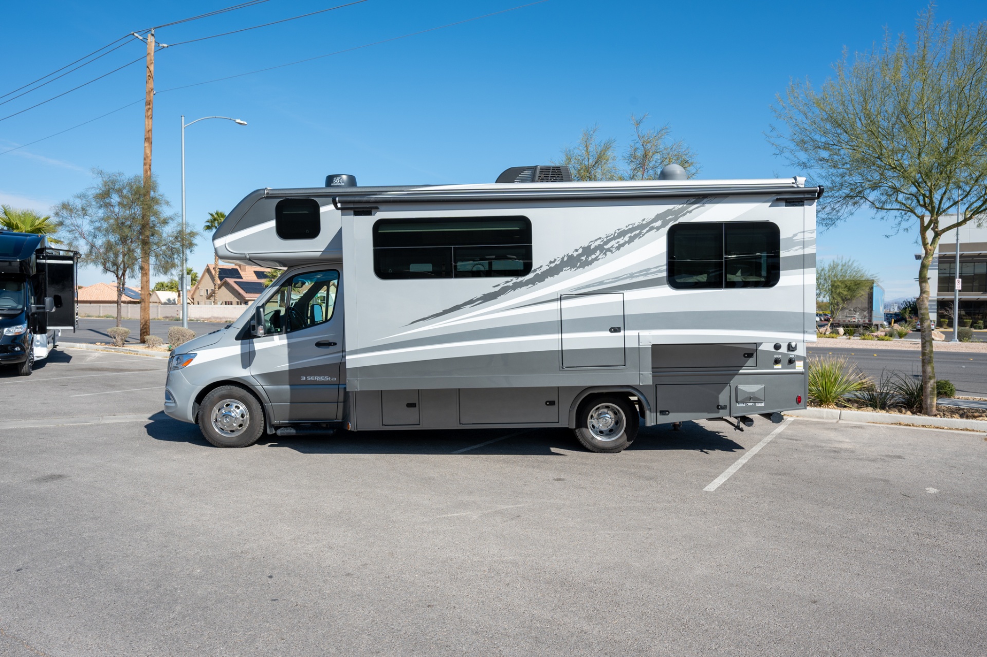 2025 Dynamax Isata 3 24FW passenger side exterior