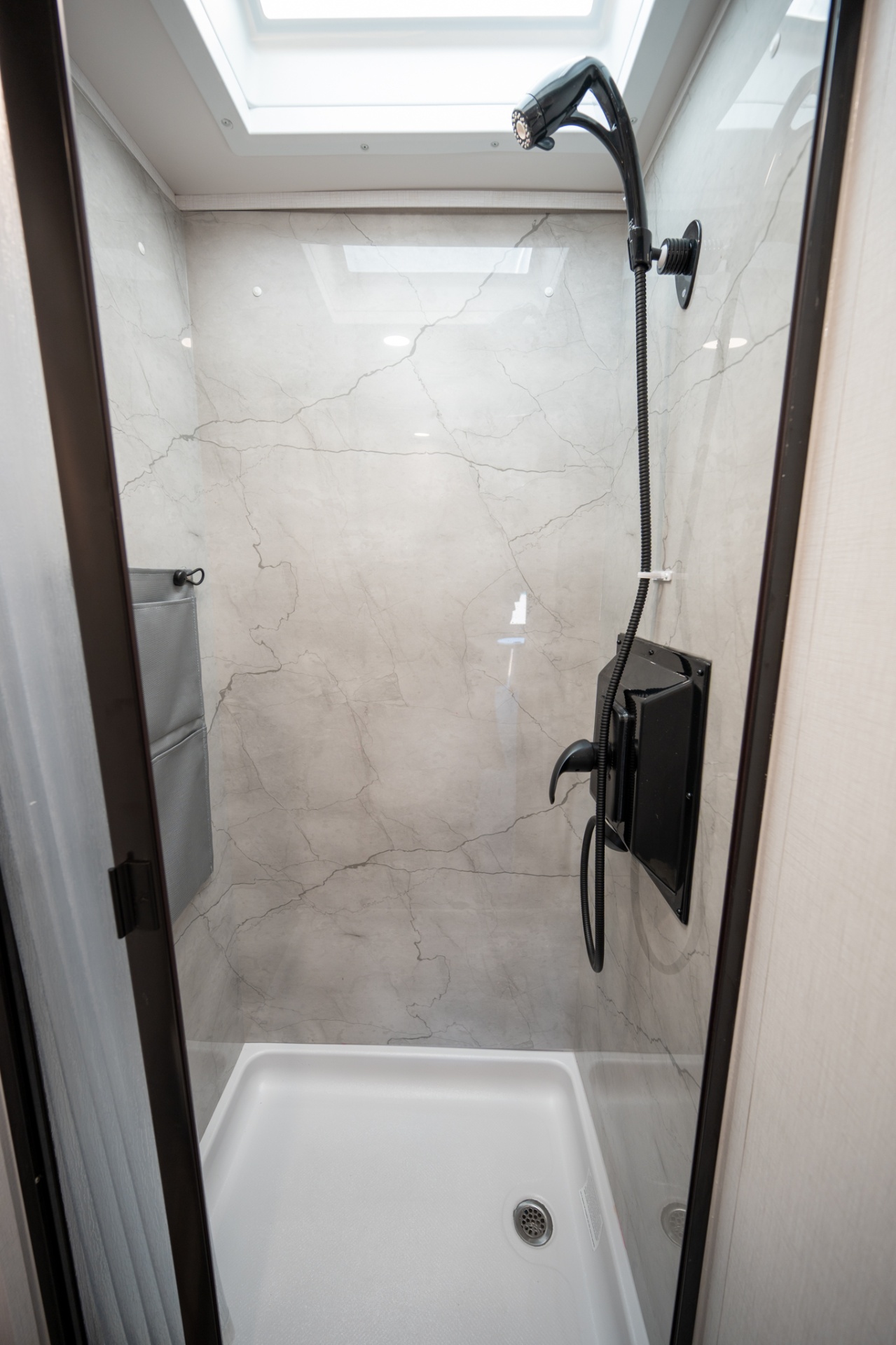 2025 Dynamax Isata 3 24FW marble shower with skylight