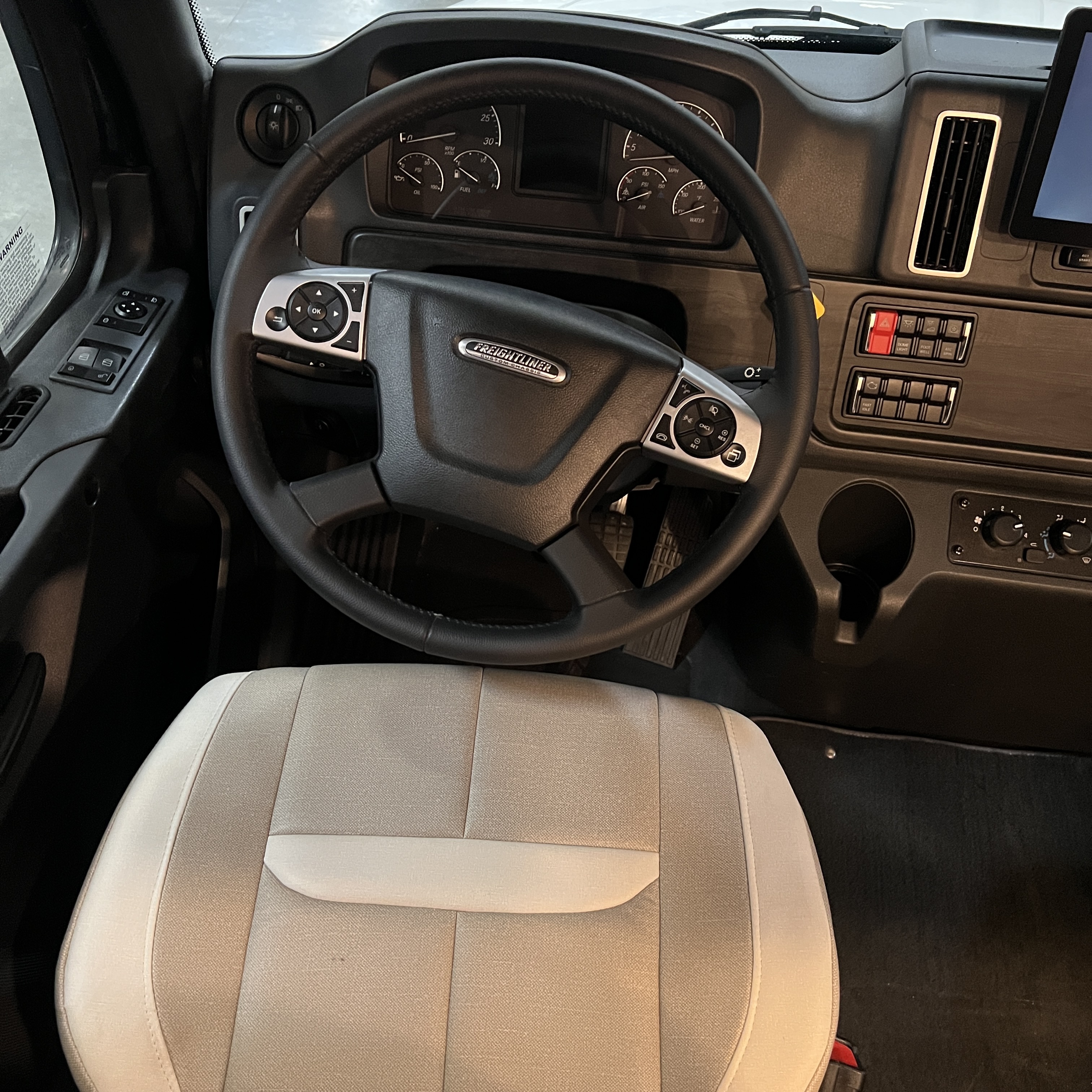 2027 Thor Pasadena SV 34XG cockpit dash and infotainment screen
