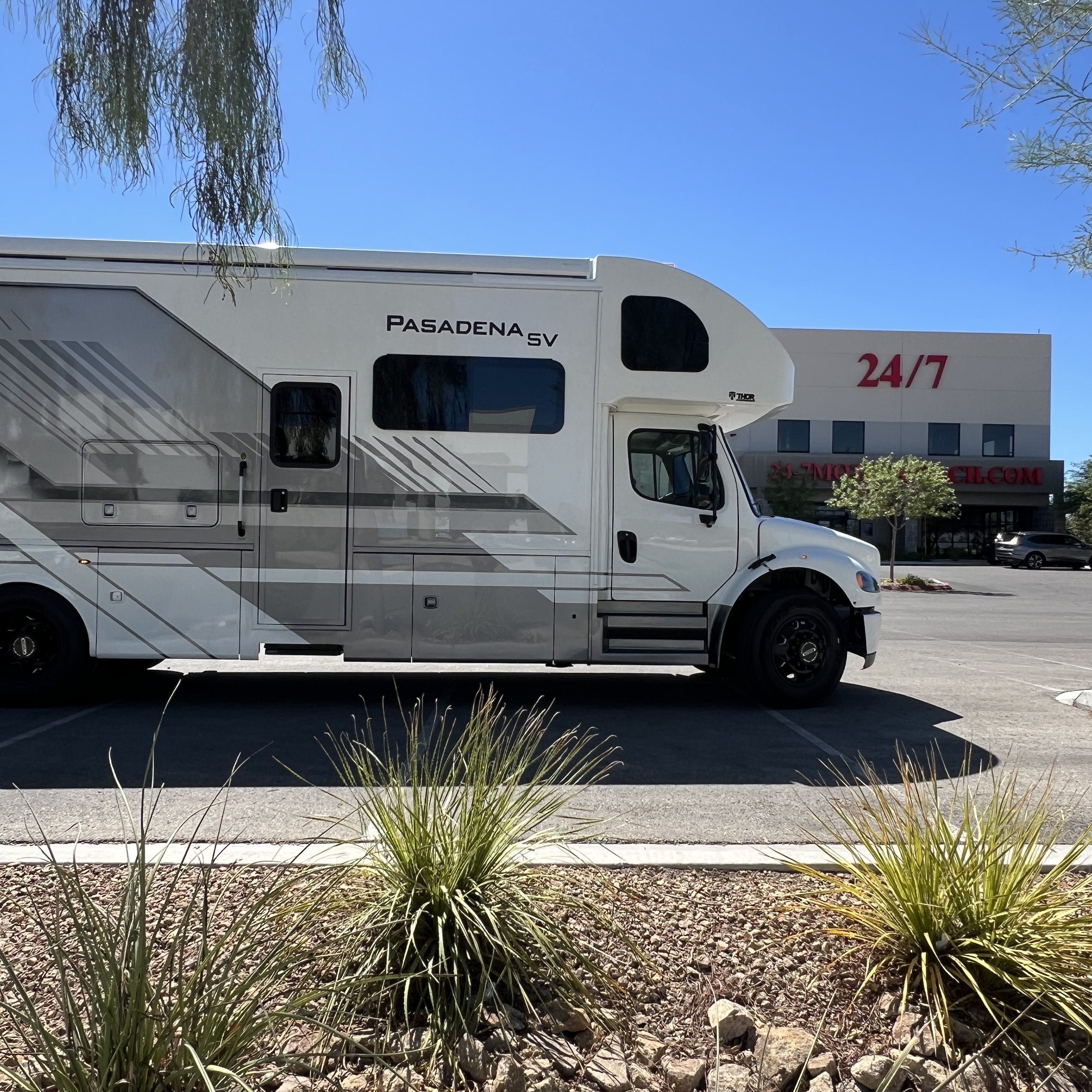 2027 Thor Pasadena SV 34XG exterior side profile