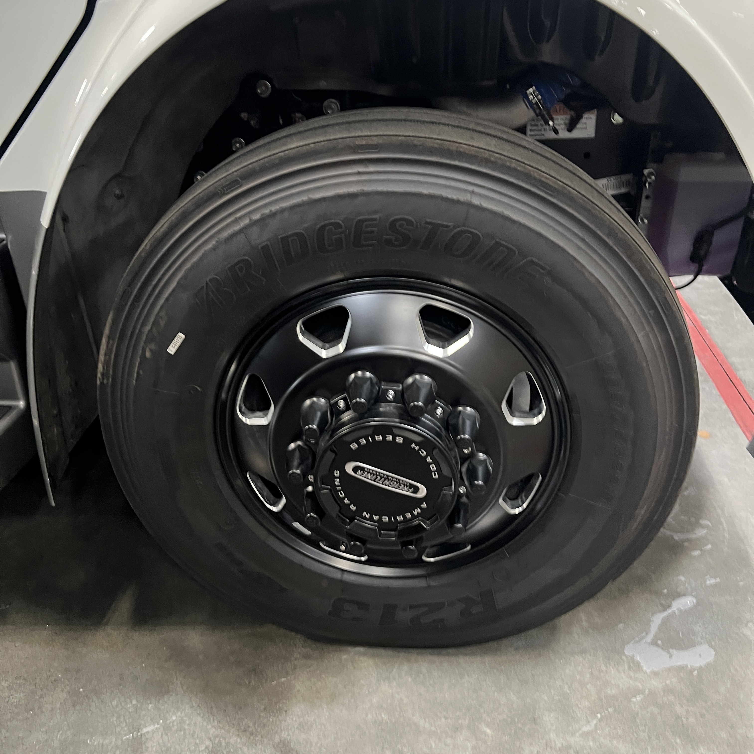 2027 Thor Pasadena SV 34XG exterior detail