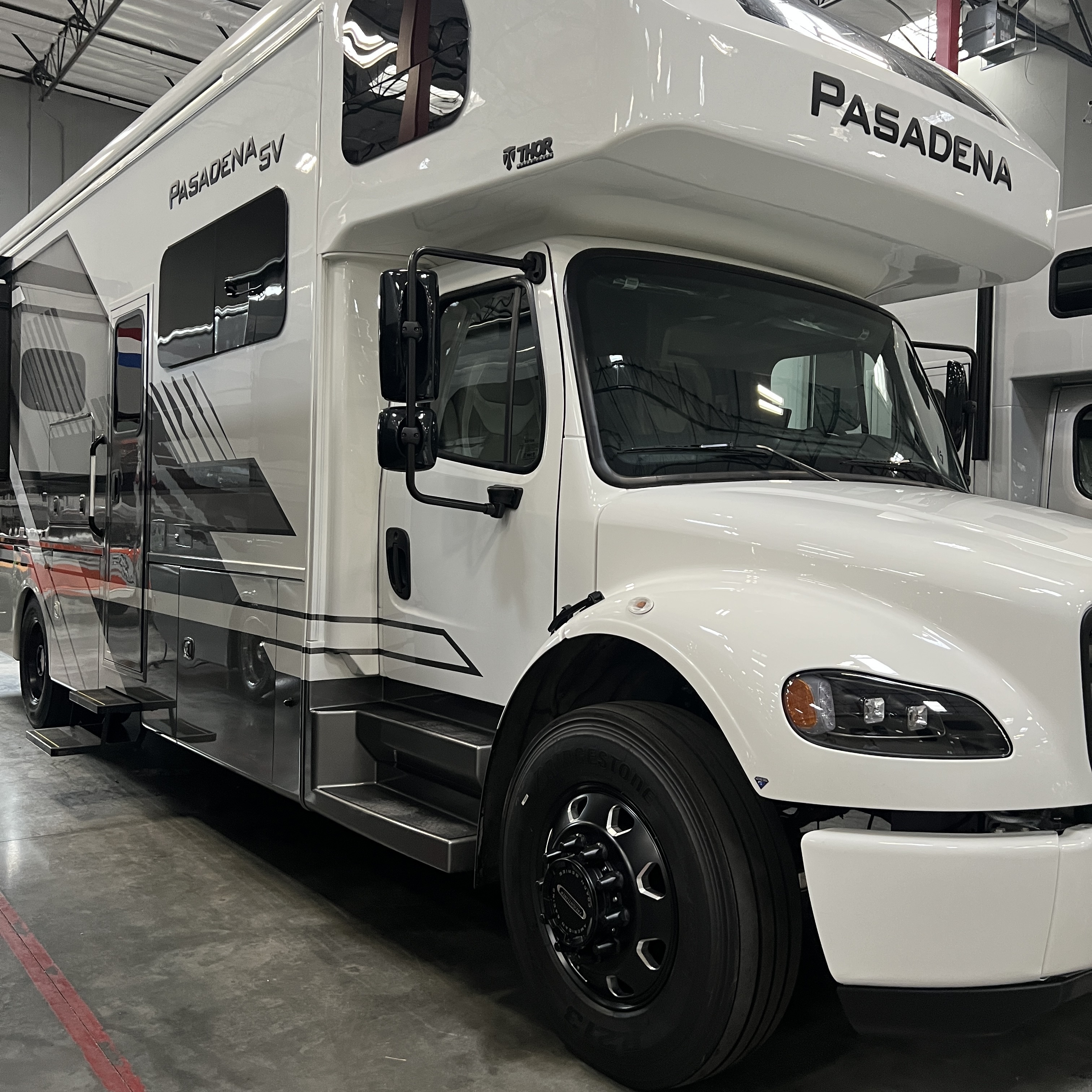 2027 Thor Pasadena SV 34XG exterior detail