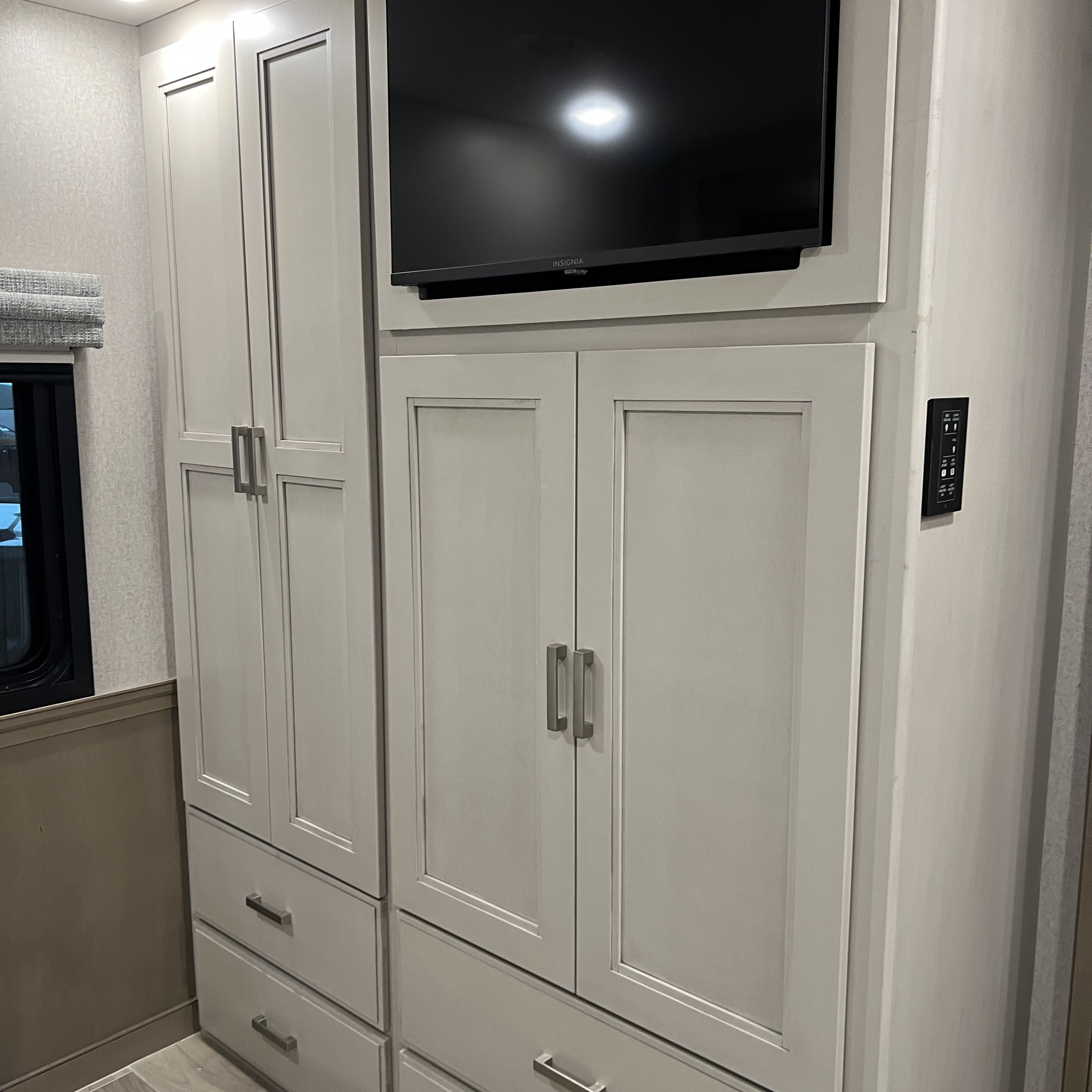 2027 Thor Pasadena SV 34XG interior detail