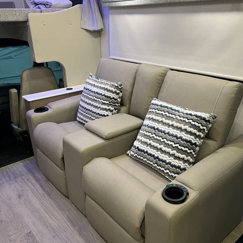 2027 Thor Pasadena SV 34XG interior detail - thumbnail