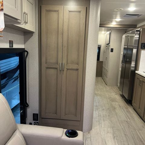 2027 Thor Pasadena SV 34XG interior detail - thumbnail
