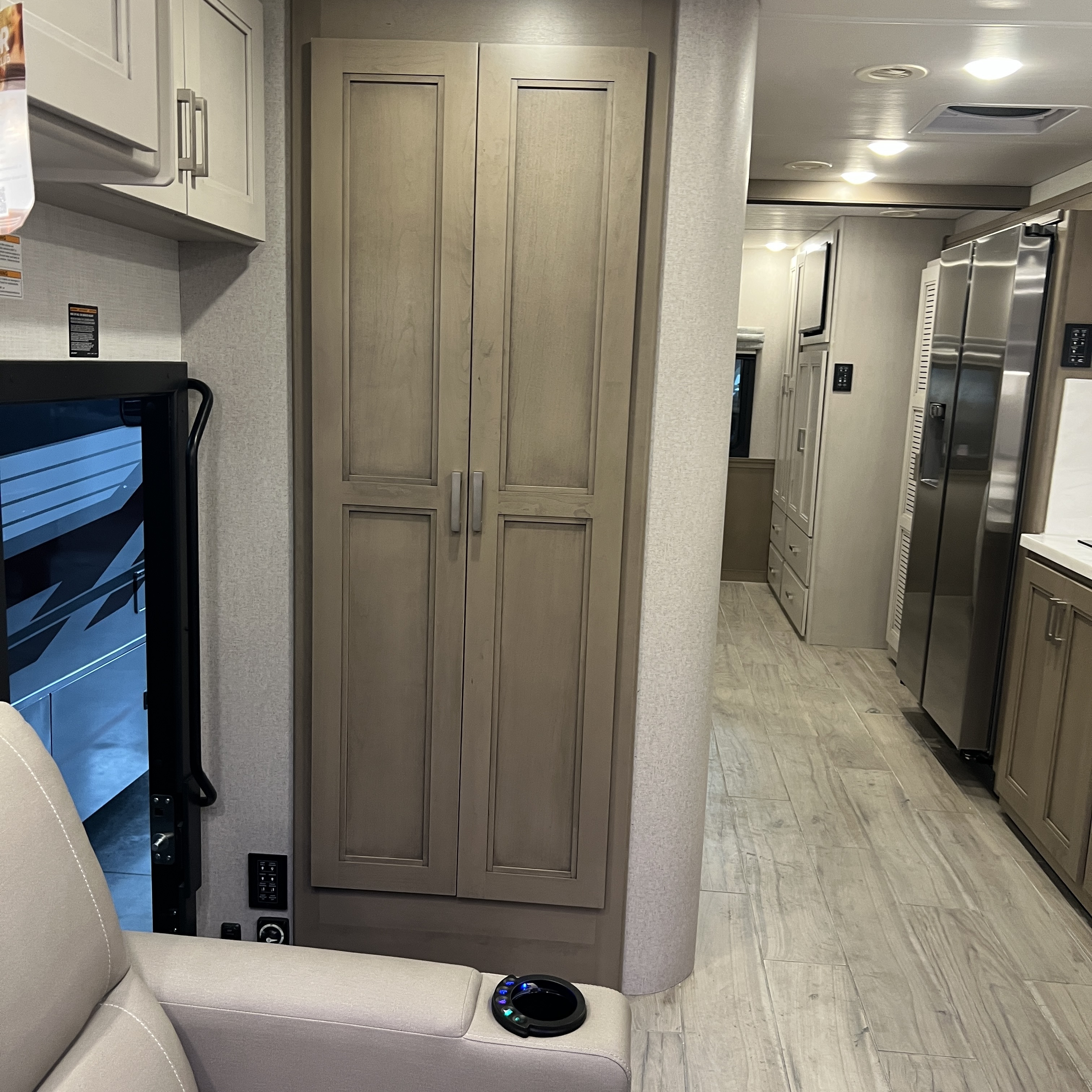 2027 Thor Pasadena SV 34XG interior detail